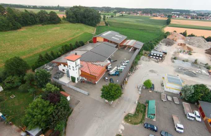 Die neuesten Produktions- und Lagergebäude sowie Büroräumlichkeiten und Erweiterungsflächen in der Sohm HolzBautechnik: Luftaufnahme des Firmenstandorts Gamper Holzbau – Bauprojekt GmbH in Bellenberg. Foto: Andreas Gamper. Die neuesten Produktions- und Lagergebäude sowie Büroräumlichkeiten und Erweiterungsflächen in der Sohm HolzBautechnik: Luftaufnahme des Firmenstandorts Gamper Holzbau – Bauprojekt GmbH in Bellenberg. Foto: Andreas Gamper.